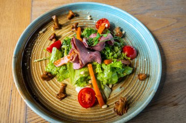 Tabakta dana etli salata, yemek arkaplanı