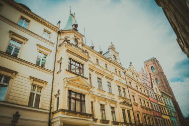 Wroclaw, Polonya - 15 Haziran 2019 Wroclaw Evleri ve Wroclaw şehrinin sokakları. Şehir manzarası