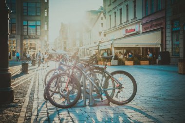 Eski renkli evleri olan Wroclaw merkez pazar meydanı