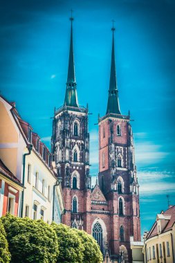 Muhteşem Mimarlık ve Kırbaç Kiliseleri