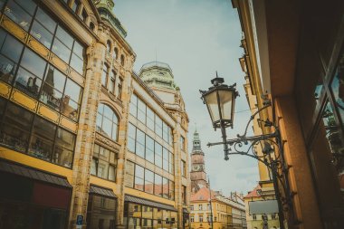 Wroclaw, Polonya - 15 Haziran 2019 Wroclaw Evleri ve Wroclaw şehrinin sokakları. Şehir manzarası