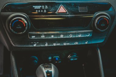 Modern bir arabanın içi. Arabaların temasının arkaplanı