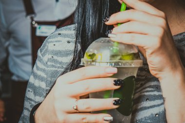 Mojito yapımı kafenin arka planında