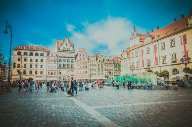 Eski renkli evleri olan Wroclaw merkez pazar meydanı