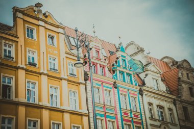 Wroclaw, Polonya - 15 Haziran 2019 Wroclaw Evleri ve Wroclaw şehrinin sokakları. Şehir manzarası