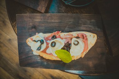 Sandviç ve kahve, bir kafede kahvaltı.