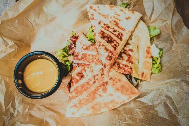 Doldurulmuş pide, lezzetli aperatif ve sos.