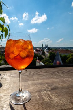 Şehir arka planında kokteyl aperolü