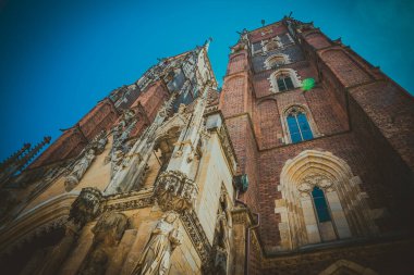 Muhteşem Mimarlık ve Kırbaç Kiliseleri