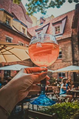 Eski ve güzel bir avluda alkol içmek.