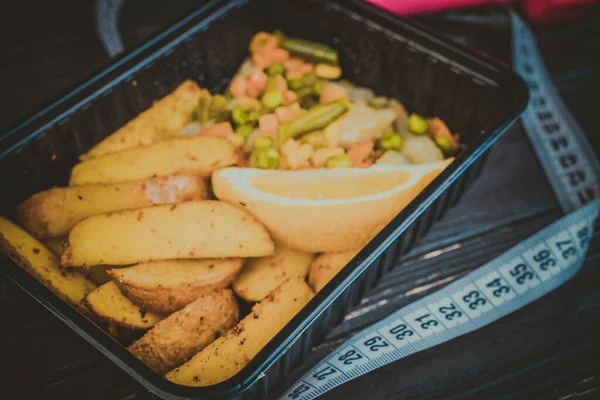 Gebakken Aardappel Met Vis Groenten — Stockfoto