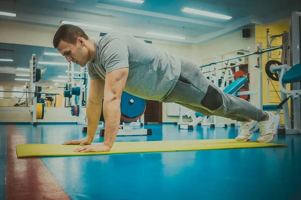 Homem Entra Para Praticar Esportes Ginásio — Fotografia de Stock