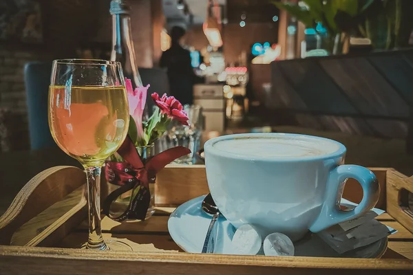 Kaffee Einem Café Auf Einem Tablett — Stockfoto