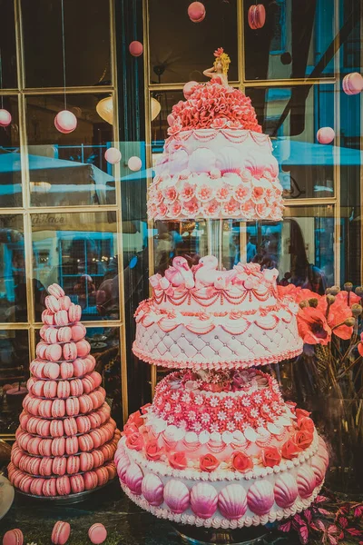 Bella Vetrina Con Torte Una Strada Pittoresca — Foto Stock