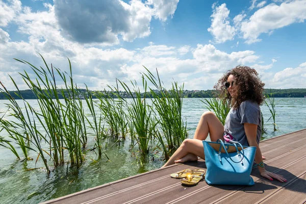 Piękna Dziewczyna Nad Jeziorem — Zdjęcie stockowe