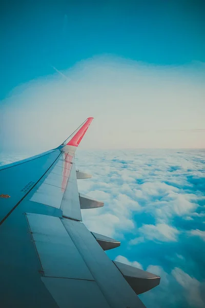 Gökyüzündeki Bir Uçak Penceresinin Manzarası — Stok fotoğraf