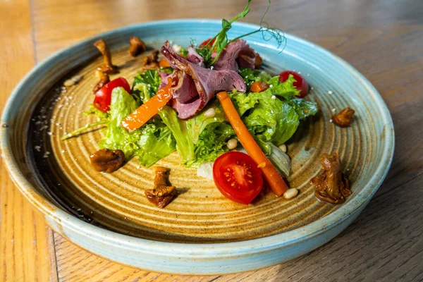 Insalata Con Vitello Piatto Sfondo Cibo — Foto Stock