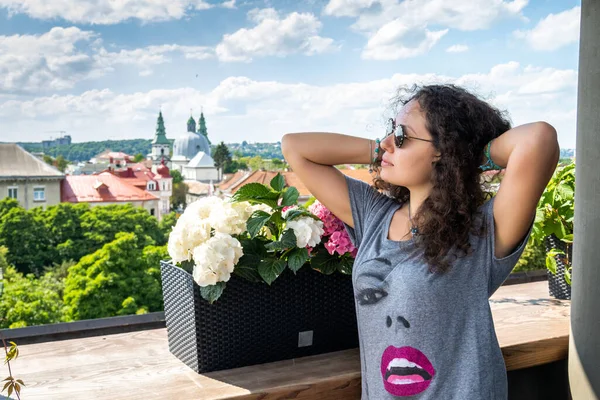 Retrato Uma Menina Bonita Ambiente Descontraído — Fotografia de Stock