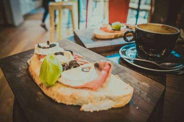 Broodjes Koffie Ontbijt Een Café — Stockfoto