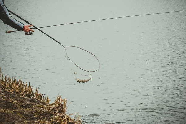 湖でパイク釣り 釣りのレクリエーション — ストック写真