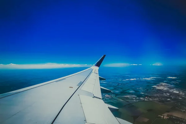 飛行機の窓からの眺め翼 — ストック写真