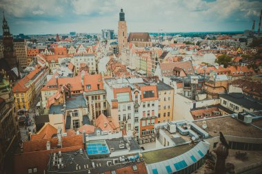 Wroclaw, Polonya - 15 Haziran 2019 Wroclaw Evleri ve Wroclaw şehrinin sokakları. Şehir manzarası