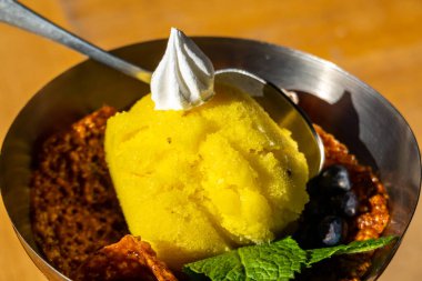 Masanın üzerinde güzel bir kasede ananas şerbeti.