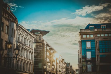 Eski renkli evleri olan Wroclaw merkez pazar meydanı