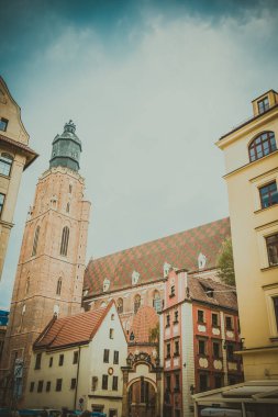 Wroclaw, Polonya - 15 Haziran 2019 Wroclaw Evleri ve Wroclaw şehrinin sokakları. Şehir manzarası