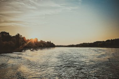 Güzel nehir manzarası, doğa arka planı