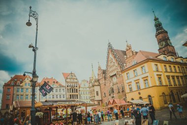 Wroclaw, Polonya - 15 Haziran 2019 Wroclaw Evleri ve Wroclaw şehrinin sokakları. Şehir manzarası