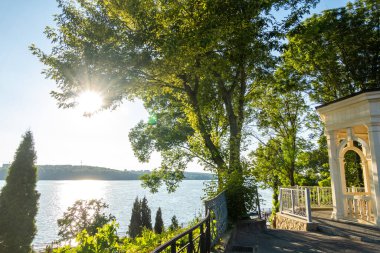 Göl kenarındaki ağaçlarla güzel bir teras.