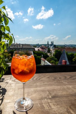 Şehir arka planında kokteyl aperolü