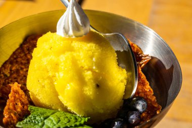 Masanın üzerinde güzel bir kasede ananas şerbeti.