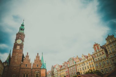 Wroclaw, Polonya - 15 Haziran 2019 Wroclaw Evleri ve Wroclaw şehrinin sokakları. Şehir manzarası