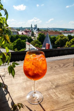 Şehir arka planında kokteyl aperolü