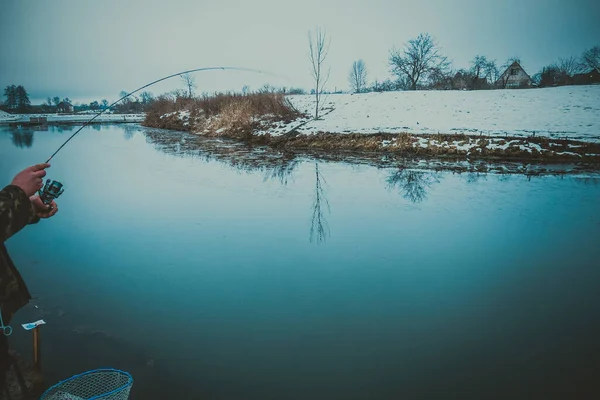 Rybaření Pstruhů Jezeře — Stock fotografie