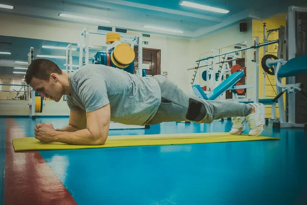 Homem Entra Para Praticar Esportes Ginásio — Fotografia de Stock