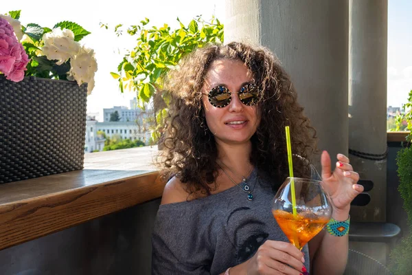 Retrato Uma Menina Bonita Café — Fotografia de Stock