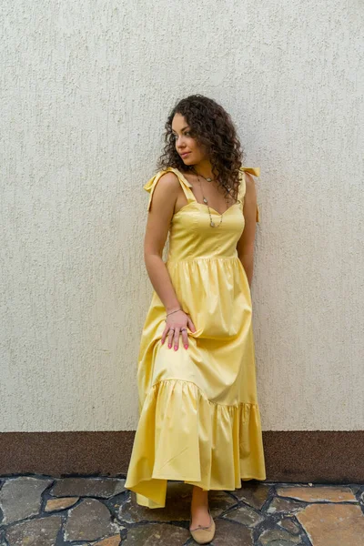 Retrato Una Chica Hermoso Vestido Amarillo —  Fotos de Stock