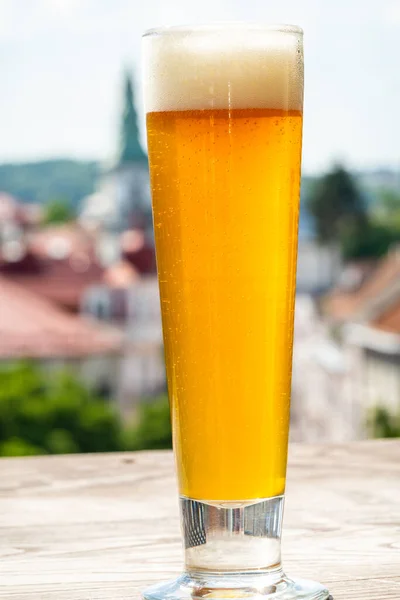 Pivo Sklenici Pozadí Krásného Města — Stock fotografie