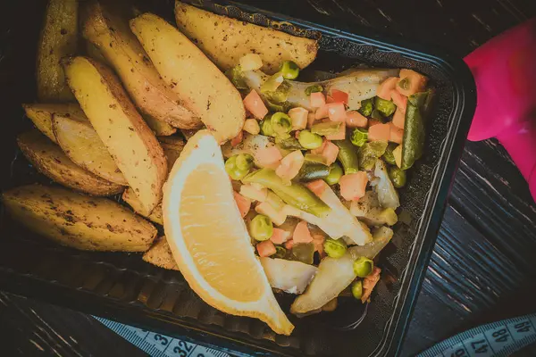 Bakad Potatis Med Fisk Och Grönsaker — Stockfoto