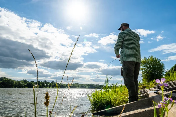 湖の漁師 自然とリラクゼーション — ストック写真