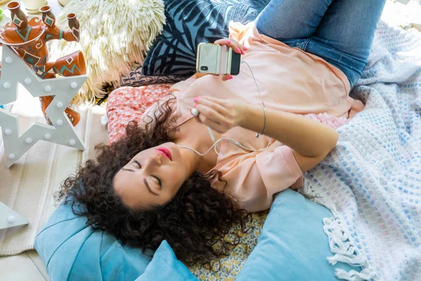 Menina Bonita Com Uma Caneca Perto Janela — Fotografia de Stock