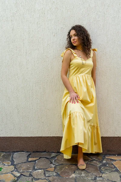 Portrait Une Fille Dans Une Belle Robe Jaune — Photo