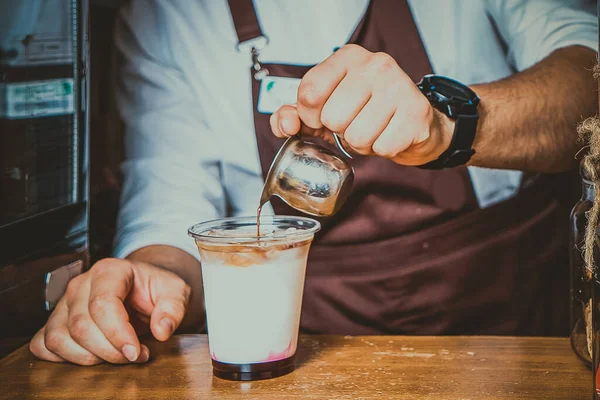 Barista Dělá Kávu Kavárně Pozadí — Stock fotografie