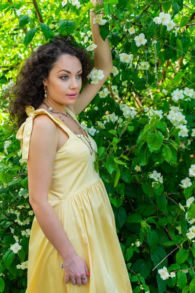 Portrait Une Fille Dans Une Belle Robe Jaune — Photo