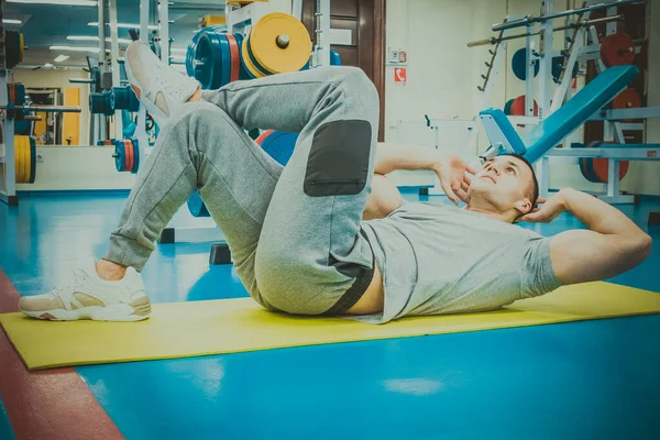 Een Man Gaat Sporten Sportschool — Stockfoto