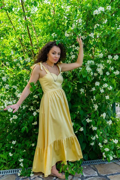 Portrait Girl Beautiful Yellow Dress — Stock Photo, Image