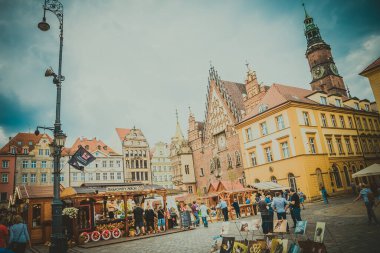 Wroclaw, Polonya - 15 Haziran 2019 Wroclaw Evleri ve Wroclaw şehrinin sokakları. Şehir manzarası